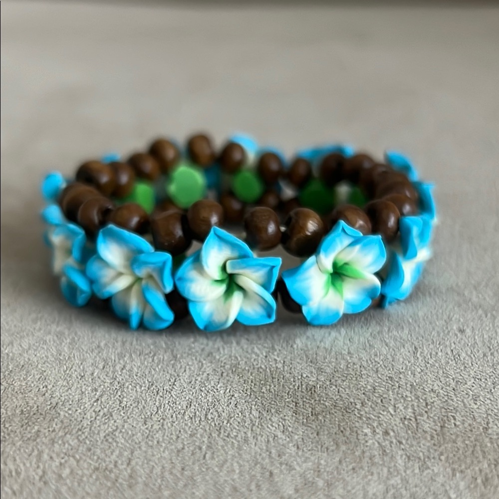 NWOT Elastic Hawaiian Plumeria Bracelet